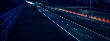 Gece arabaların ışıkları. uzun pozlama