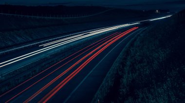 Gece arabaların ışıkları. uzun pozlama