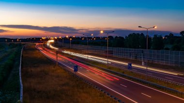 Gece arabaların ışıkları. uzun pozlama