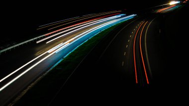 Gece arabaların ışıkları. uzun pozlama