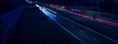 Gece arabaların ışıkları. uzun pozlama