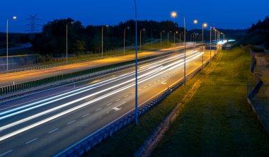 Gece arabaların ışıkları. uzun pozlama