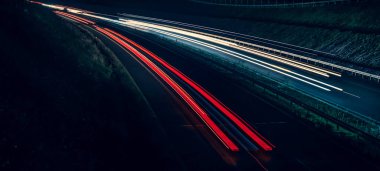 Gece arabaların ışıkları. uzun pozlama