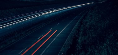 Gece arabaların ışıkları. uzun pozlama