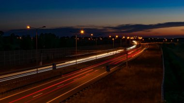 Gece arabaların ışıkları. uzun pozlama