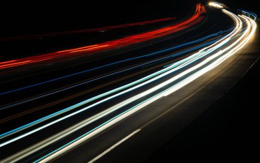 Gece arabaların ışıkları. uzun pozlama