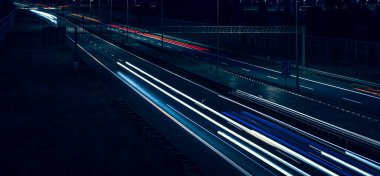 Gece arabaların ışıkları. uzun pozlama