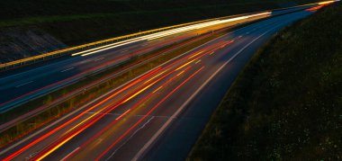 Gece arabaların ışıkları. uzun pozlama