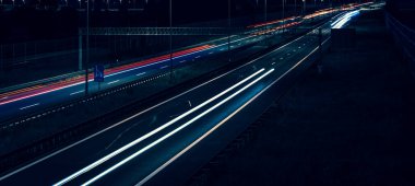 Gece arabaların ışıkları. uzun pozlama