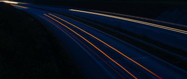 Gece arabaların ışıkları. uzun pozlama