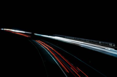 Gece arabaların ışıkları. uzun pozlama