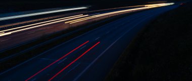 Gece arabaların ışıkları. uzun pozlama