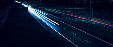 Gece arabaların ışıkları. uzun pozlama