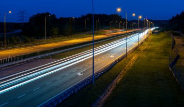 Gece arabaların ışıkları. uzun pozlama