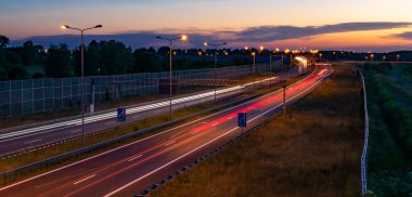 Gece arabaların ışıkları. uzun pozlama