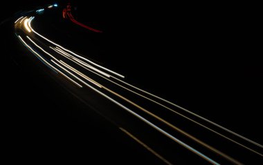 Gece arabaların ışıkları. uzun pozlama