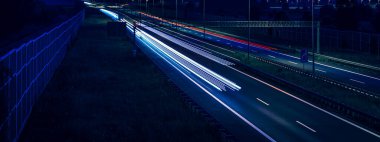 Gece arabaların ışıkları. uzun pozlama