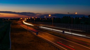 Gece arabaların ışıkları. uzun pozlama