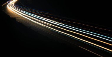 Gece arabaların ışıkları. uzun pozlama