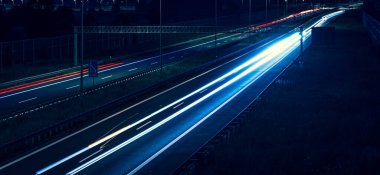 Gece arabaların ışıkları. uzun pozlama