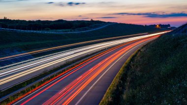 Gece arabaların ışıkları. uzun pozlama