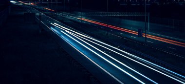 Gece arabaların ışıkları. uzun pozlama