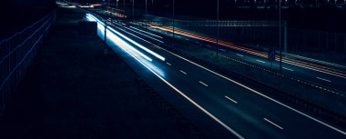 Gece arabaların ışıkları. uzun pozlama