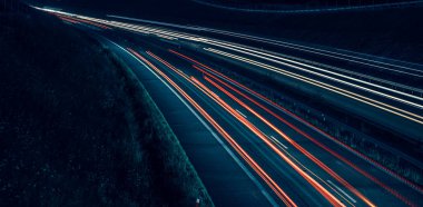 Gece arabaların ışıkları. uzun pozlama