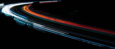 Gece arabaların ışıkları. uzun pozlama