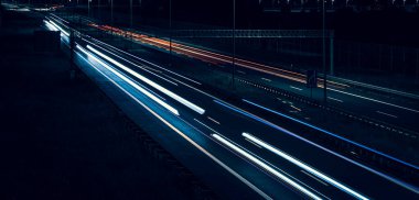 Gece arabaların ışıkları. uzun pozlama