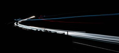 Gece arabaların ışıkları. uzun pozlama