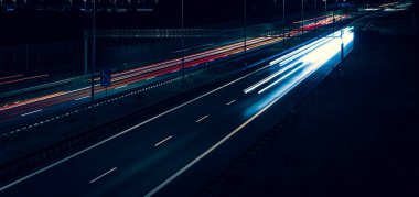 Gece arabaların ışıkları. uzun pozlama