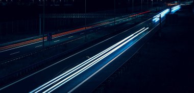 Gece arabaların ışıkları. uzun pozlama