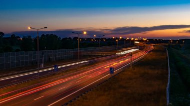 Gece arabaların ışıkları. uzun pozlama