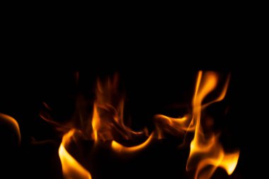 Siyah arka planda yangın alevleri. doku