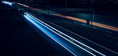 Gece arabaların ışıkları. uzun pozlama