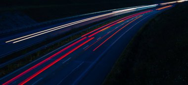 Gece arabaların ışıkları. uzun pozlama