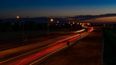Gece arabaların ışıkları. uzun pozlama
