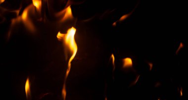 Siyah arka planda yangın alevleri. doku