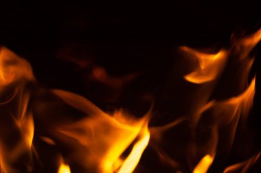 Siyah arka planda yangın alevleri. doku