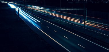 Gece arabaların ışıkları. uzun pozlama