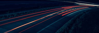 Gece arabaların ışıkları. uzun pozlama