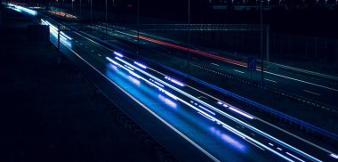 Gece arabaların ışıkları. uzun pozlama