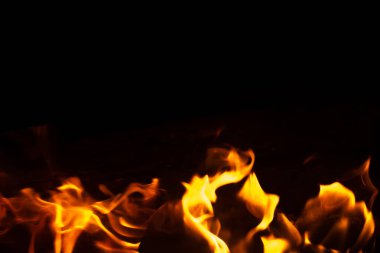 Siyah arka planda yangın alevleri. doku