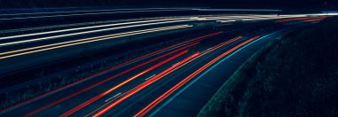 Gece arabaların ışıkları. uzun pozlama