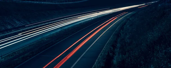 Gece arabaların ışıkları. uzun pozlama