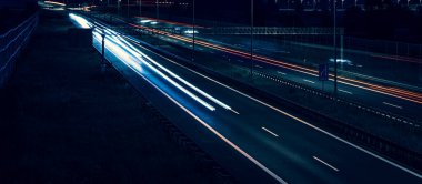 Gece arabaların ışıkları. uzun pozlama