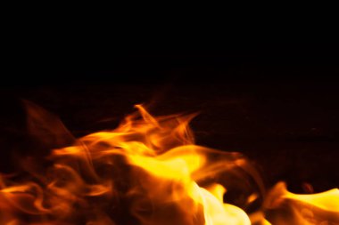 Siyah arka planda yangın alevleri. doku