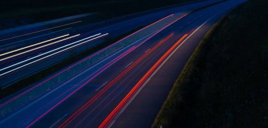 Gece arabaların ışıkları. uzun pozlama