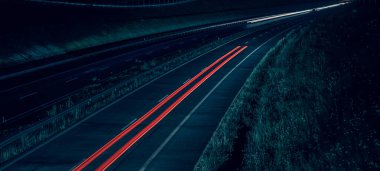 Gece arabaların ışıkları. uzun pozlama